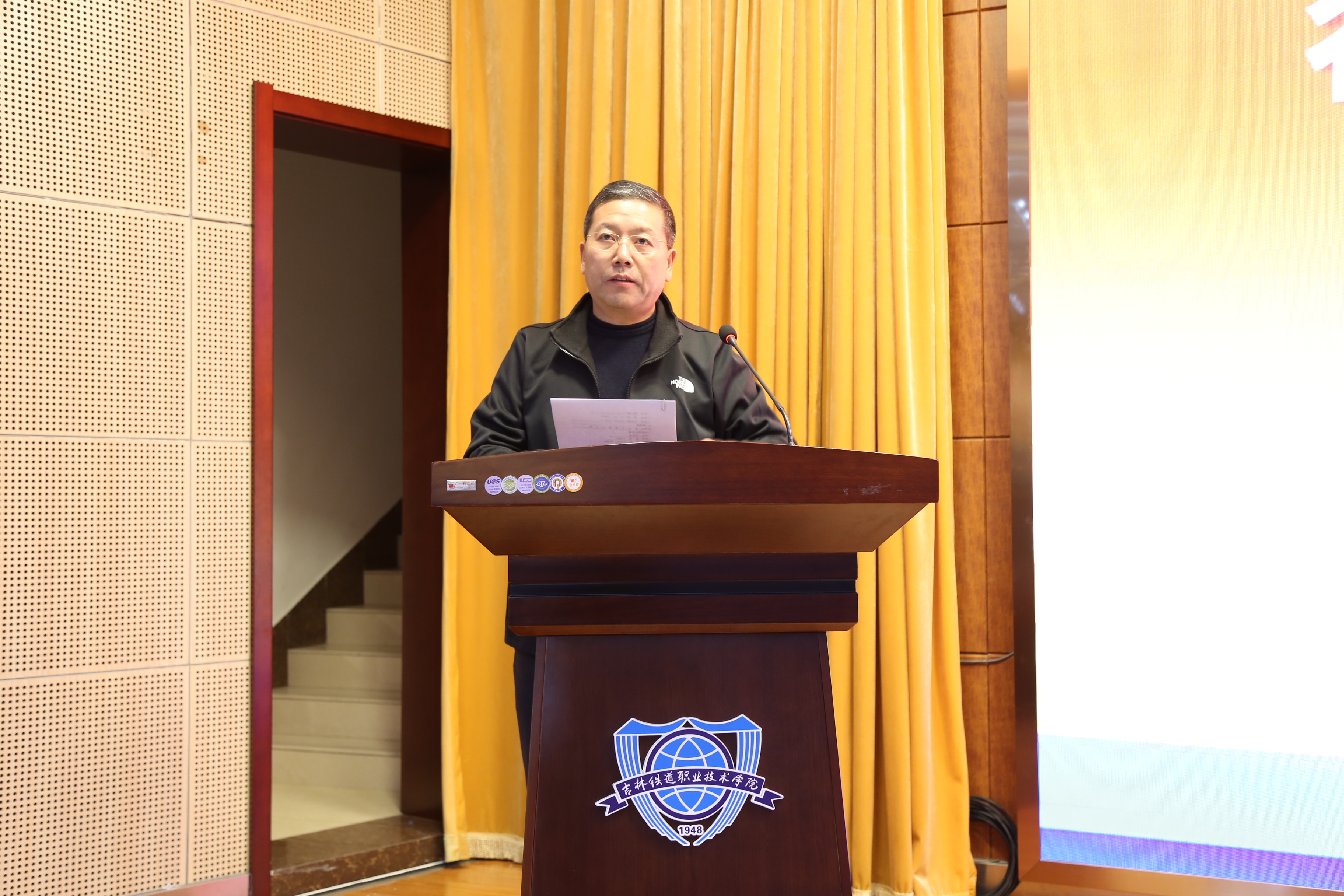 党委副书记徐彤宝宣读获奖名单