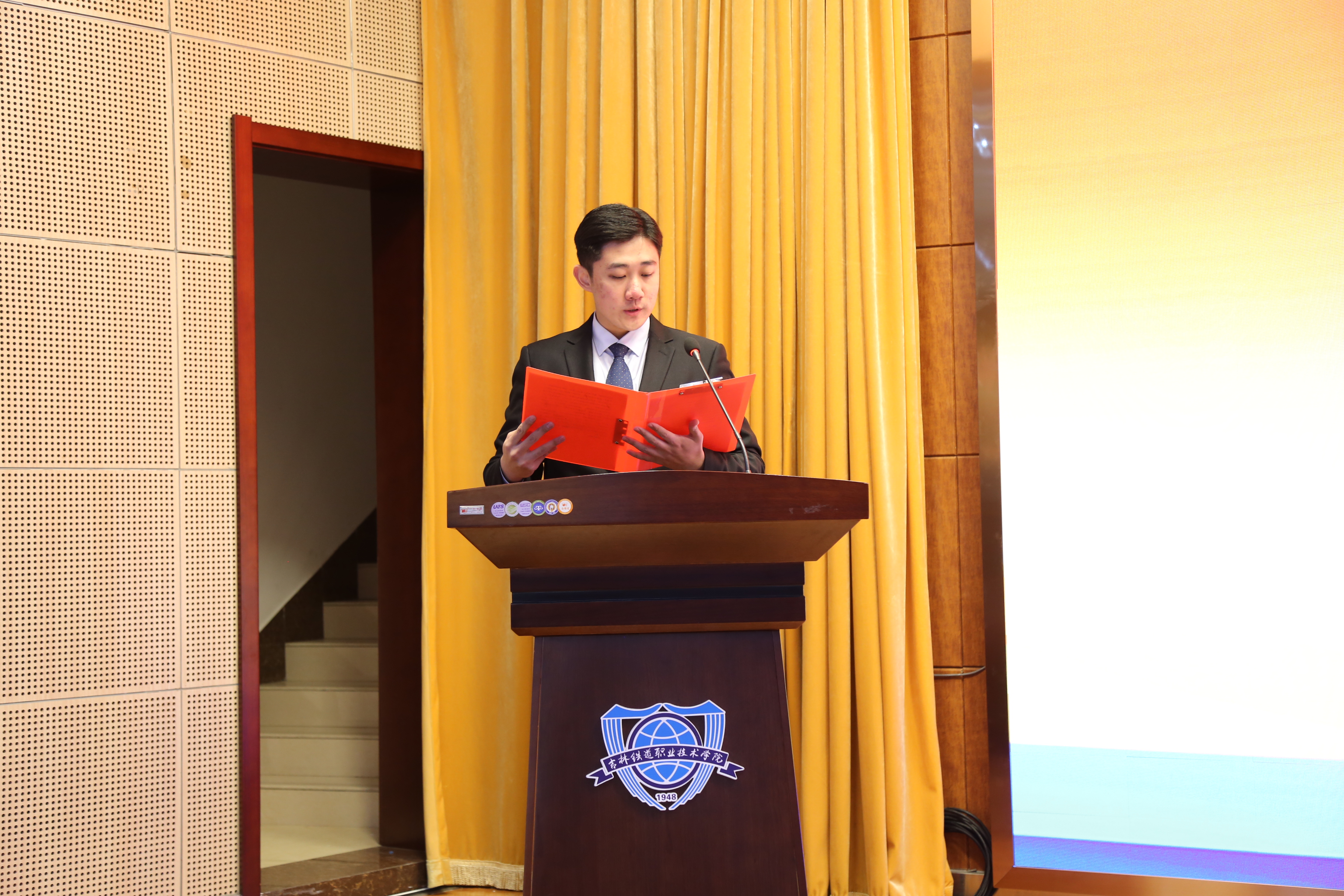 获奖学生代表铁道运输学院铁道运营管理1801班师嘉俊同学发言